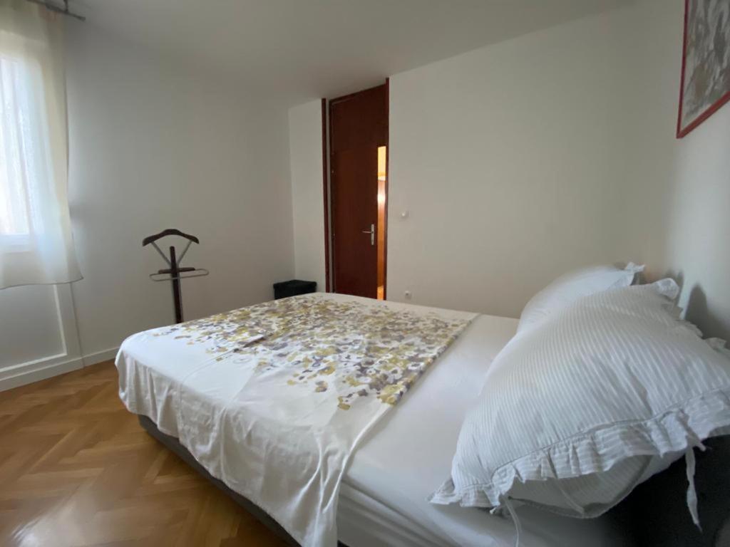 2 bedroom apartment/parking/market Split Bagian luar foto