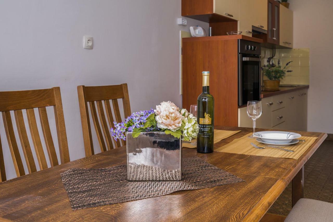 2 bedroom apartment/parking/market Split Bagian luar foto